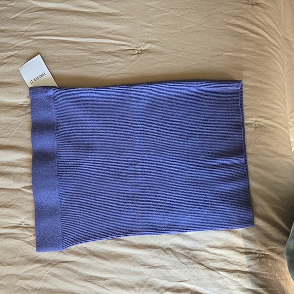 Two piece crop top sweather and skirt - Picture 2 of 4